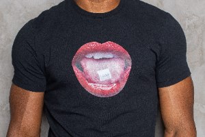 טי שרט  T - AKASHI LOGO  צבע שחור