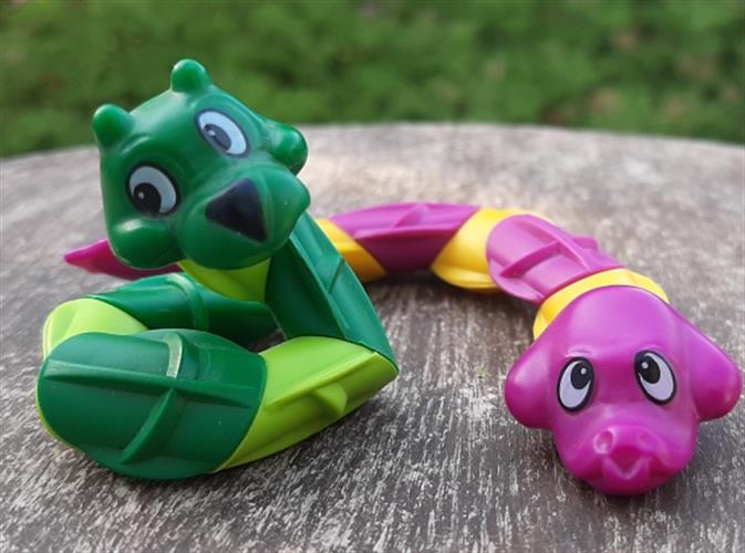 חיות מתחברות בקליק, הפתעות ביצת קינדר, 2 נחשים שמתחברים אחד לשני ואפשר להציב במספר העמדות בהתאם לצורת המפרקים המתחברים. מתוק מתוק