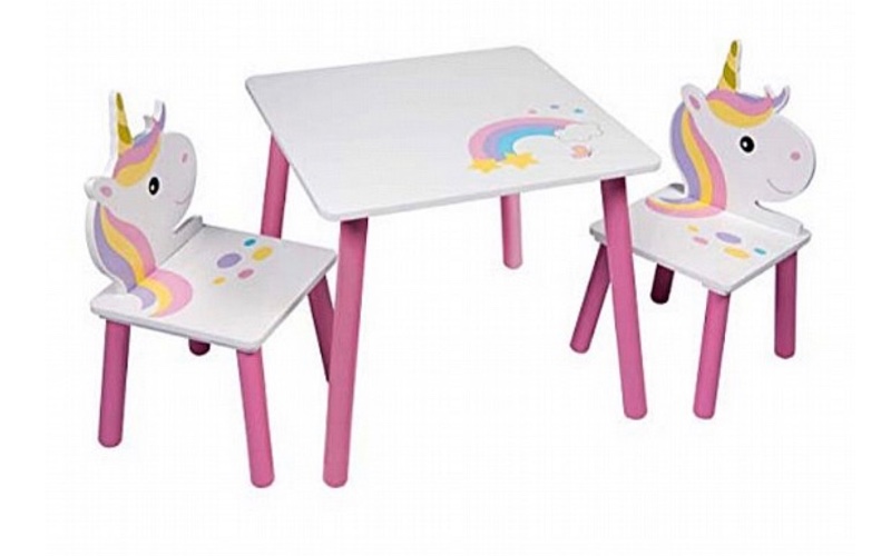 שולחן עם כסאות מעץ חד קרן