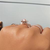 טבעת זהב לבן 18K מעוצבת בצורת פרח משובצת פנינה ויהלומים 0.35 קראט