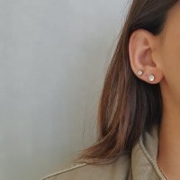 עגילי זהב לבן 14 קרט צמודים משובצים יהלומים 0.20 קראט