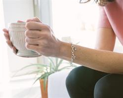 B-18 צמיד צ'ארמים ואותיות תלוים מכסף - אות לבחירתך