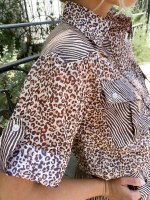 חליפת שורט וחולצה שילוב הדפסים