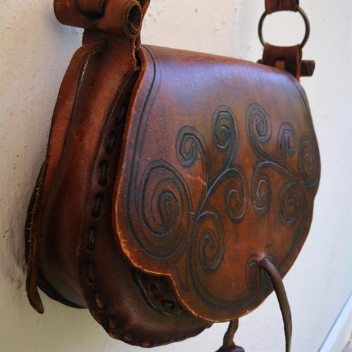 תיק עור בעבודת יד עם סלסולים וקישוטים פסיכים