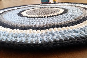 שטיח סרוג לחדר של בן, שטיח לחדר של תינוק, שטיח סרוג בצבעי תכלת, שמנת ושחור, שטיח בהזמנה אישית,שטיח סרוג לחדר הילדים, שטיח מטריקו, שטיח עגול 