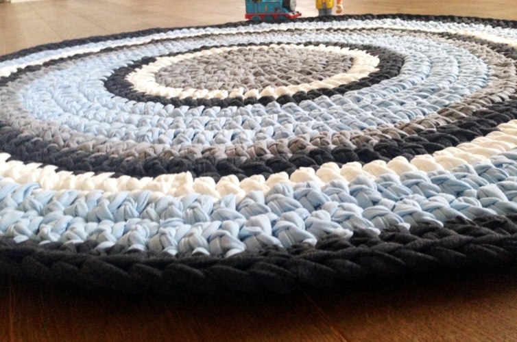 שטיח לחדר הילדים סרוג בחוטי טריקו בגוונים קלאסיים של תכלת וכחול דגם עידו