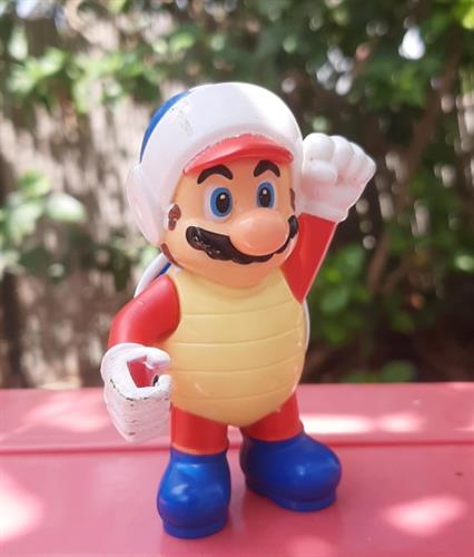 דמות של מריט מחופשת לצב, מזיזה את היד בלחיצת כפתור בגב, נינטנדו מקדונלד