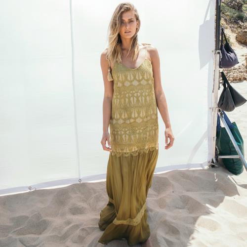 שמלת הרמוני תחרה ומשי זהובה