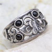 טבעת כסף מעוצבת פרפר ומשובצת אבני אוניקס RG6822