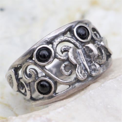 טבעת כסף מעוצבת פרפר ומשובצת אבני אוניקס RG6822