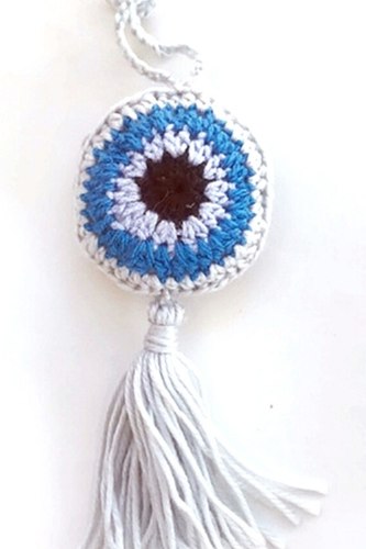 עין כחולה לברכה ונגד עין הרע סרוגה בעבודת יד בשילוב אפור