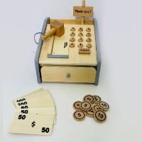קופה רושמת מעץ לילדים עם מגירה נשלפת לאחסון, מגוון מטבעות, שטרות וכרטיסי אשראי