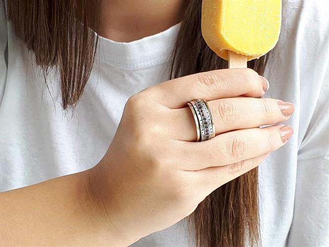 R-06 טבעת מסתובבת - שתי ברכות  משובצת אבני גרנט עשויה כסף ושילוב זהב 14K