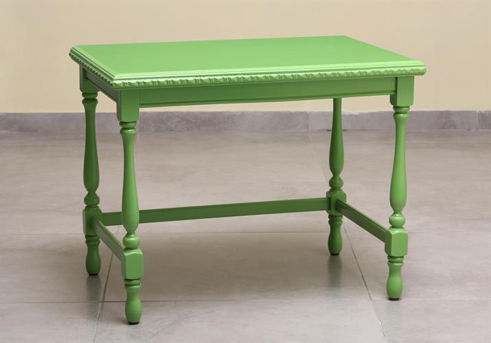 שולחן צד וינטג' שמושך את העיין