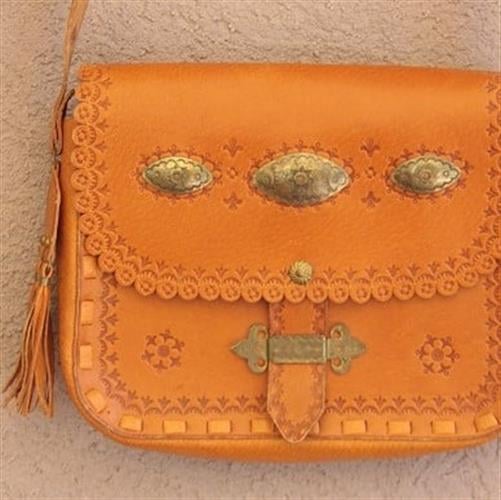 תיק עור עם קישוטי מתכת בעבודת יד