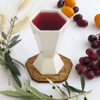 גביע קידוש מעוצב בקו נקי בסגנון גיאומטרי