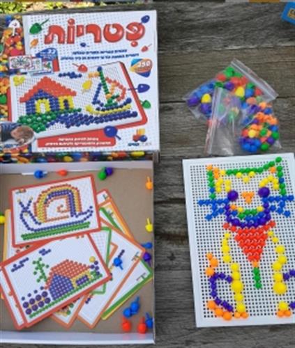 פטריות, משחק נעיצה על גבי לוח מחורר, עם כרטיסי הדגמה דו צדדיים, משחק מוטוריקה עדינה מצויין עם פטריות בגדלים וצבעים שונים.