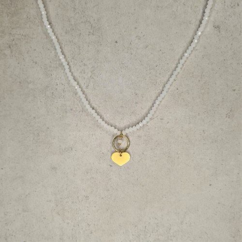 שרשרת חרוזים לבנים ותליון לב מוזהב