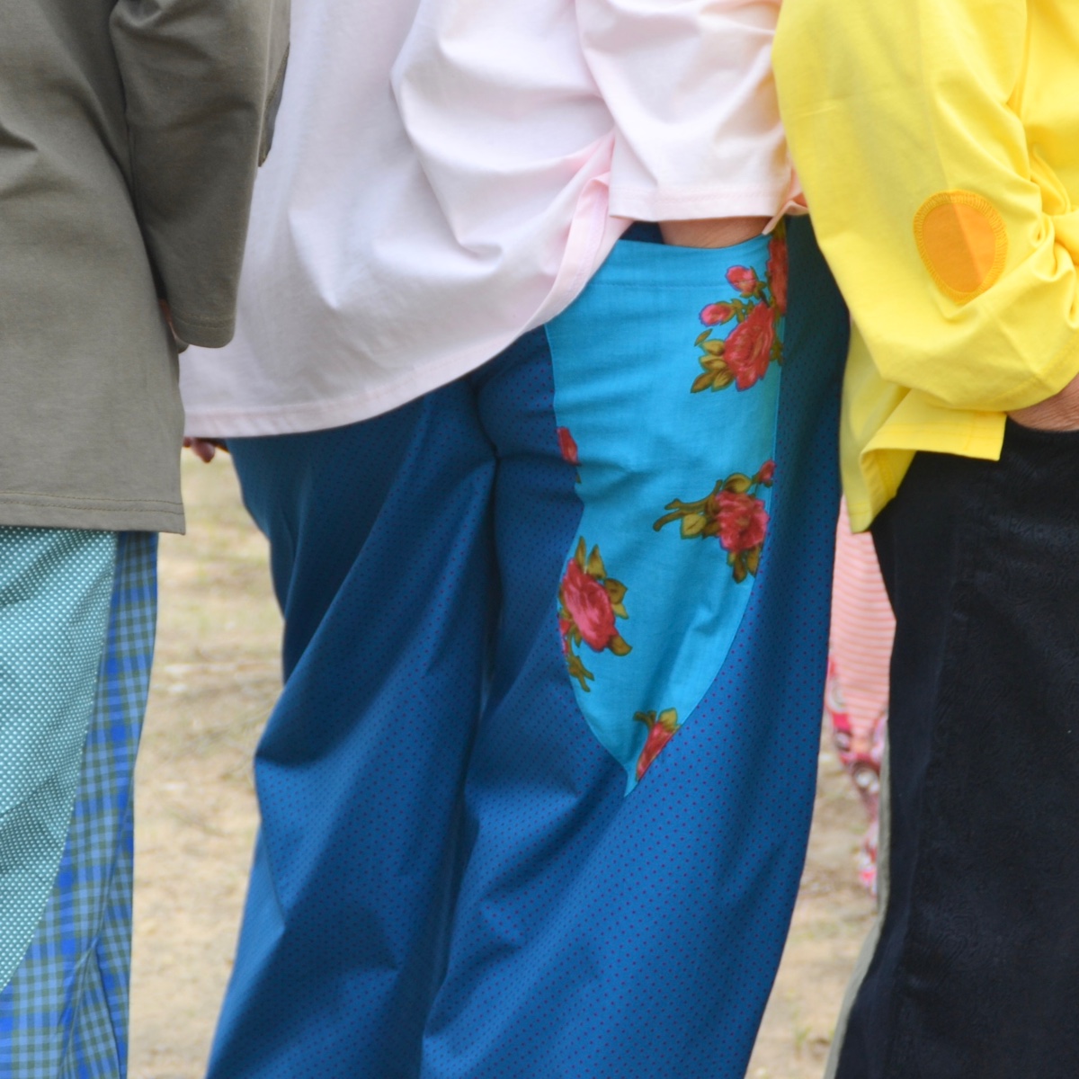 מכנסיים כפולים מדגם נור בצבע טורקיז עם נקודות קטנות בצבע פוקסיה