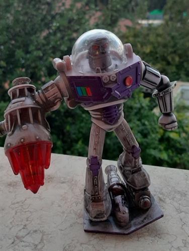 אנטי באז באז שנות אור בגרסה מקולקלת, מגיע עם מגן/סטנד מיוחד ונדיר כ  12 ס"מ