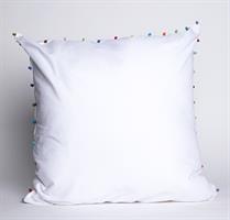 כרית לבנה עם פונפונים צבעוניים