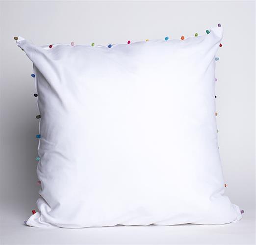 כרית לבנה עם פונפונים צבעוניים