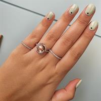 טבעת זהב לבן 18K מעוצבת בצורת פרח משובצת פנינה ויהלומים 0.35 קראט