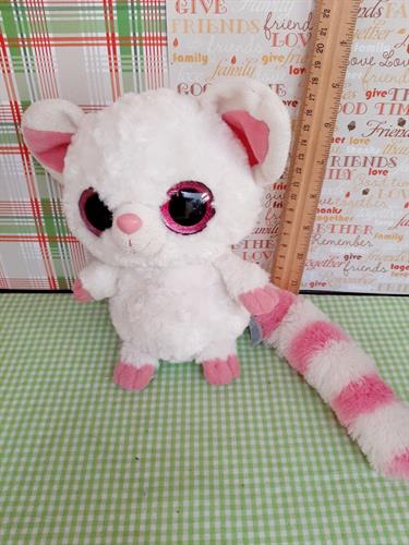 בובת לאמור קטיפטית עם זנב מפוספס, עיניים גדולות מבית אורורה