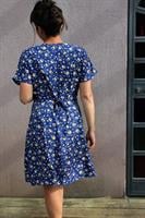 שמלת ניינטיז פרחים על רקע כחול מידה M/L