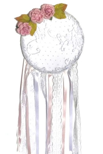 לוכד חלומות תחרה לבנה בשילוב פרחים , מראה עדין ורגוע לחדר הילדים