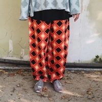 מכנסיים מדגם מיכאלה עם הדפס מעוינים על רקע בצבע כתום באווירת מקסיקו