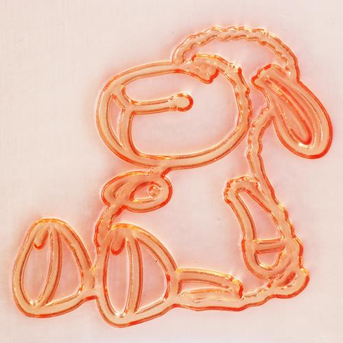 ניקי יושבת חותמת