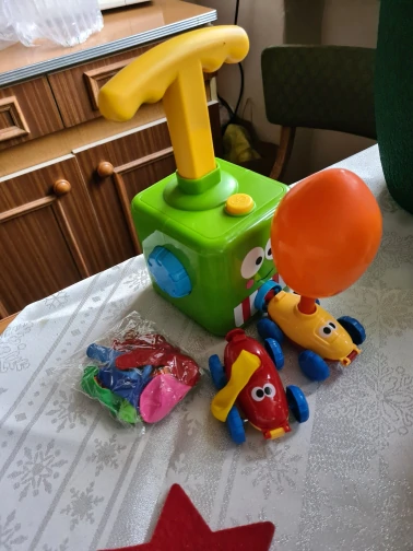 חוות דעת - מכונית ניוטון - צעצוע מונע באמצעות בלון