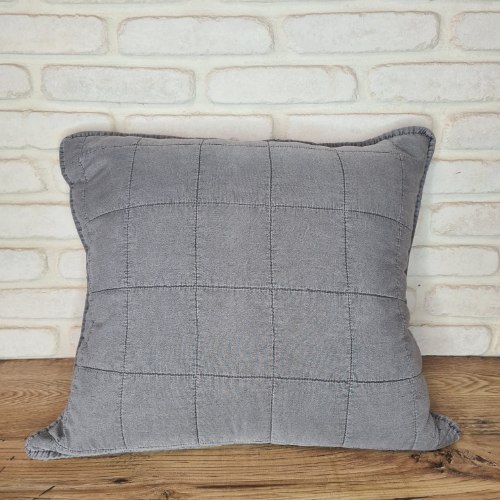 כרית אפורה תפירת ריבועים