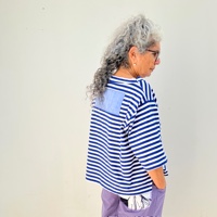 חולצה מדגם איה (שרוול קצר) מבד טריקו עם פסים בכחול ולבן