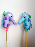 סוסון ים על מקל בצבע תכלת *סוג ב'*