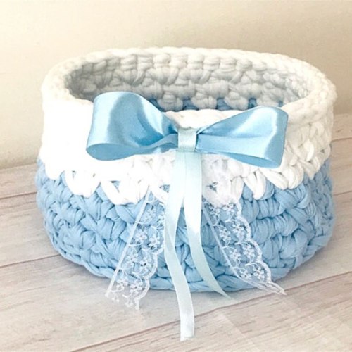 סלסלה סרוגה לחדר הילדים ולשידת התינוק דוגמת אלכסונים בתכלת ואופוויט דגם בן