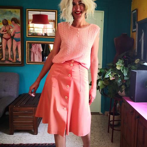 חצאית מידי מכופתרת בצבע אפרסק מידה S