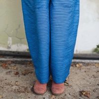 מכנסיים מדגם מיכאלה עם פסים צרים בצבע בורדו על רקע כחול