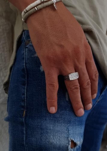 טבעת כסף לגבר מלבנית עם זרקונים לבנים