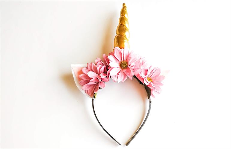 קשתות חד קרן עם פרחים ורודים