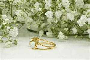 טבעת אופל לבנה בזהב צהוב 14 קראט