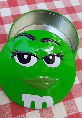 קופסת פח אם אנד אמס ירוקה, m&m's,  במצב מצויין, נהדרת לאחסון אוצרות, משלוח ממתקים מיוחד, או כל מה שמתחשק . קוטר של כ 10 סמ, גובה 5סמ