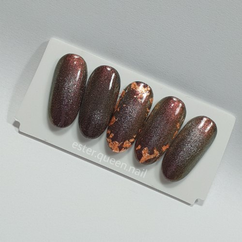 עיצוב עין החתול ממורכז עם עלי זהב