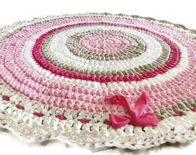 שטיח בגוון הורוד לחדר מעוצב של ילדה, דגם מהודר