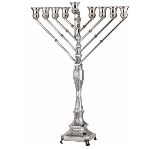 חנוכיית חב״ד מוצארט מעוטרת M