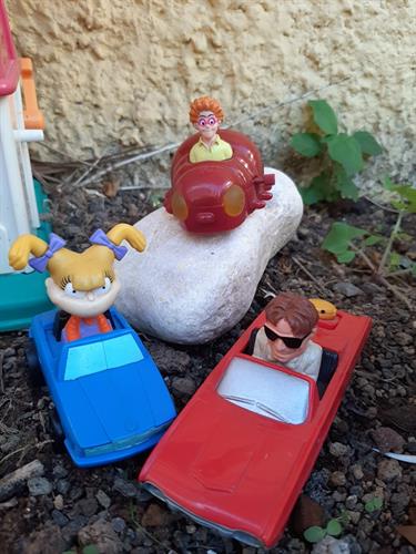 שלישייה נוסעים באוטו ובחיפושית