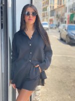 חליפת מכופתרת קשירה ושורט