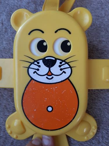 צעצוע וינטג' לתינוקות, עם מתלה למיטה/לול, עם עיניים זזות במשיכת הידית