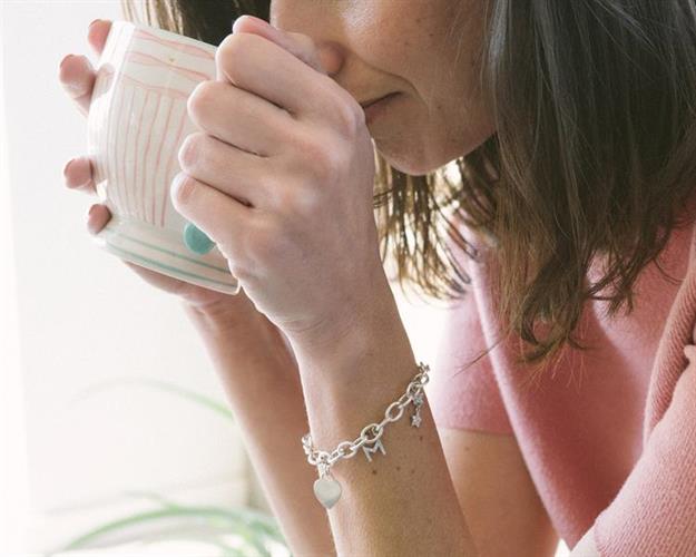 B-18 צמיד צ'ארמים ואותיות תלוים מכסף - אות לבחירתך